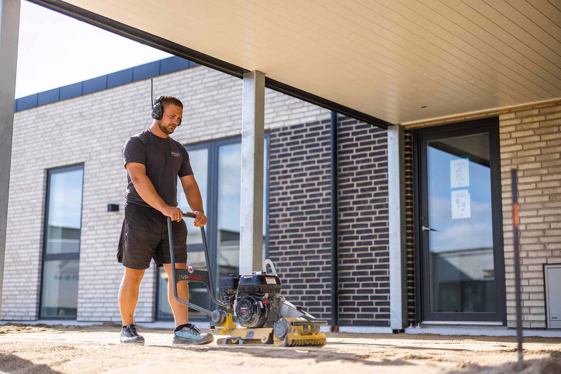 Brolægger som er ved at anlægge en fliseterrasse